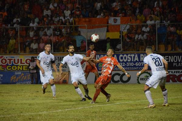 Paté Centeno deja al borde del abismo a Puntarenas, equipo donde debutó como técnico
