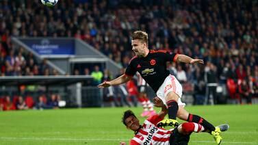 Defensa del Manchester United Luke Shaw operado tras doble fractura en pierna