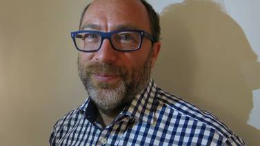 Wikipedia no tiene la verdad absoluta, advierte su cofundador Jimmy Wales