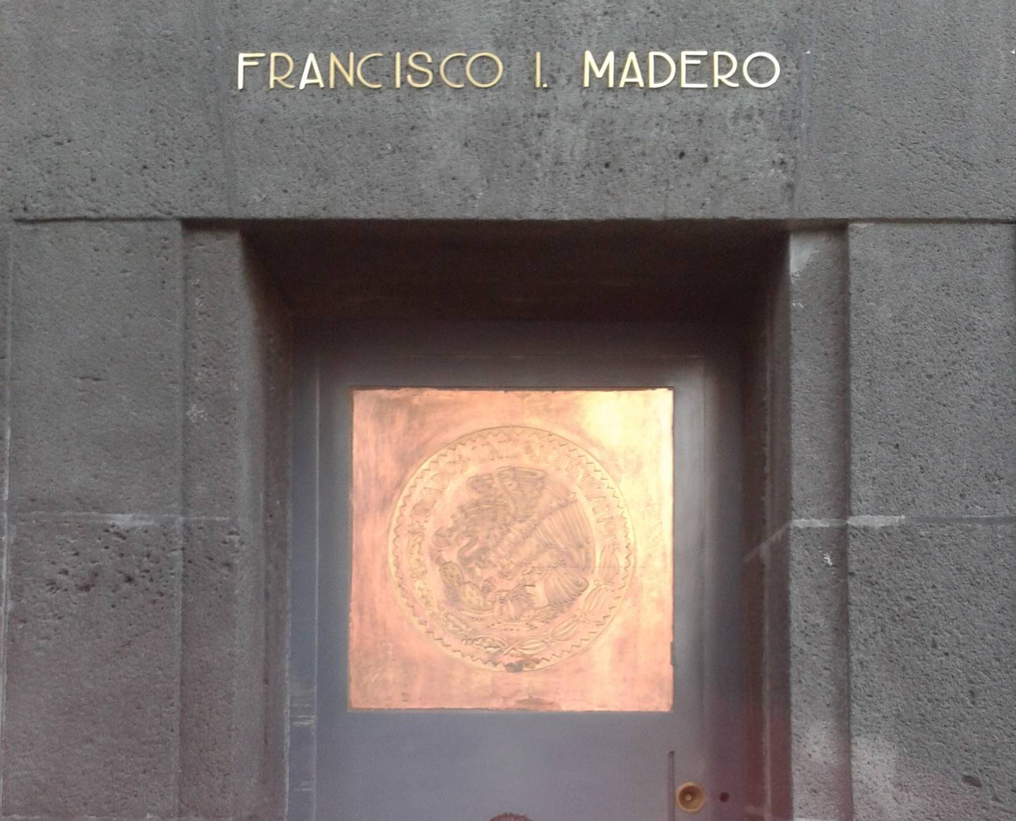 Frontispicio de la tumba del presidente Madero en el Monumento a la Revolución
Mexicana. Fotografía propiedad del autor.