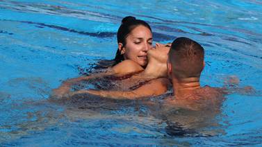 Atleta de nado sincronizado es rescatada de la piscina tras sufrir desmayo durante competencia