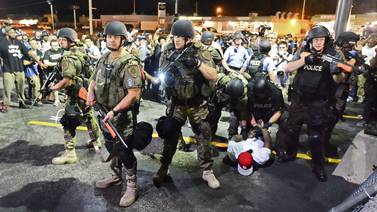 Lanzamiento de botellas frustra una noche de protesta pacífica en Ferguson