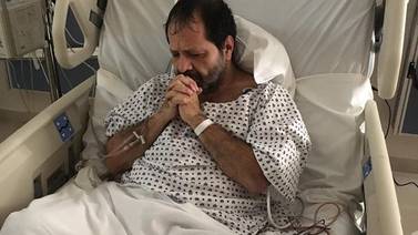 Martín Valverde recibe bendición de sacerdote durante su recuperación en hospital mexicano
