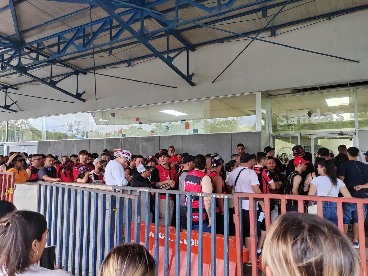 Unos 500 aficionados de Liga Deportiva Alajuelense viajaron a Nicaragua para acompañar al equipo en el partido de ida de la final de la Copa Centroamericana contra Real Estelí.