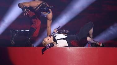 Madonna sufre estrepitosa caída en la gala de los Brit Awards