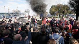 Huelgas continúan en Francia pese a amenazas del gobierno
