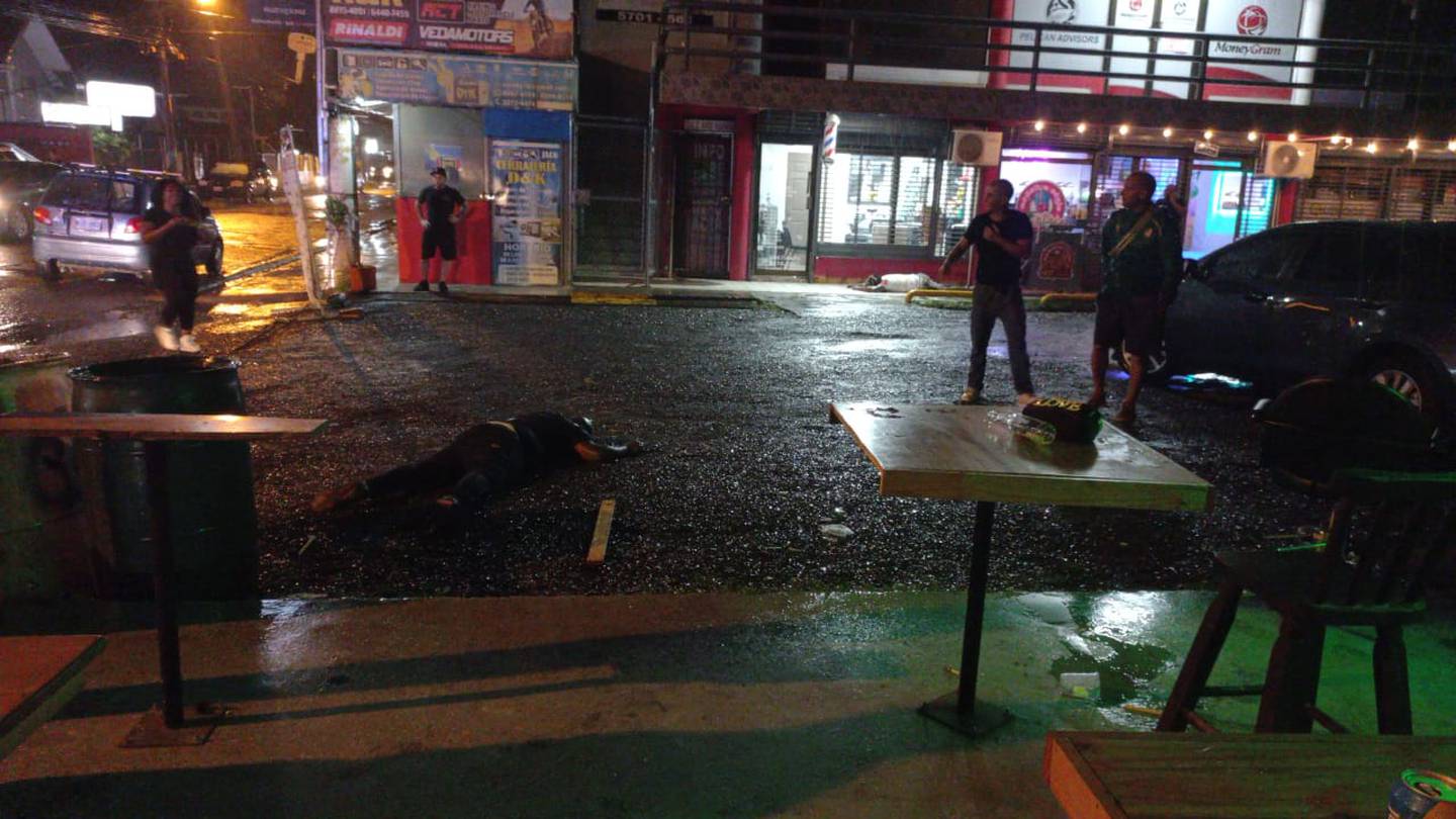 El homicidio ocurrió en las inmediaciones de la soda Milagro, en la calle Lapas, en pleno centro de Jacó.