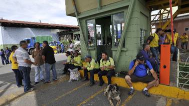 Alcalde de San José y recolectores de basura llegan a acuerdo de ajuste salarial