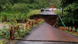 Colapsa puente por crecida de río y deja aislado a distrito de Venado en San Carlos
