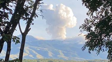 Lluvia ácida del volcán Rincón de la Vieja quema vegetación cercana al cráter