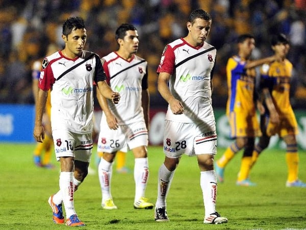 Alajuelense salió goleado de la casa del Tigres de México.