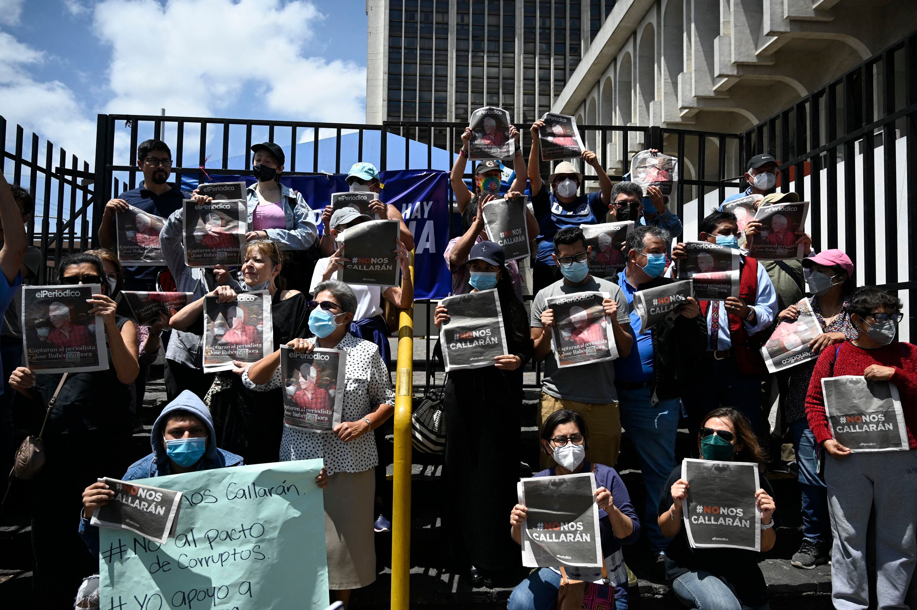 Periodistas guatemaltecos protestan contra la detención de José Rubén Zamora, presidente del diario El Periódico, frente al Palacio de Justicia de Ciudad de Guatemala. FOTO: