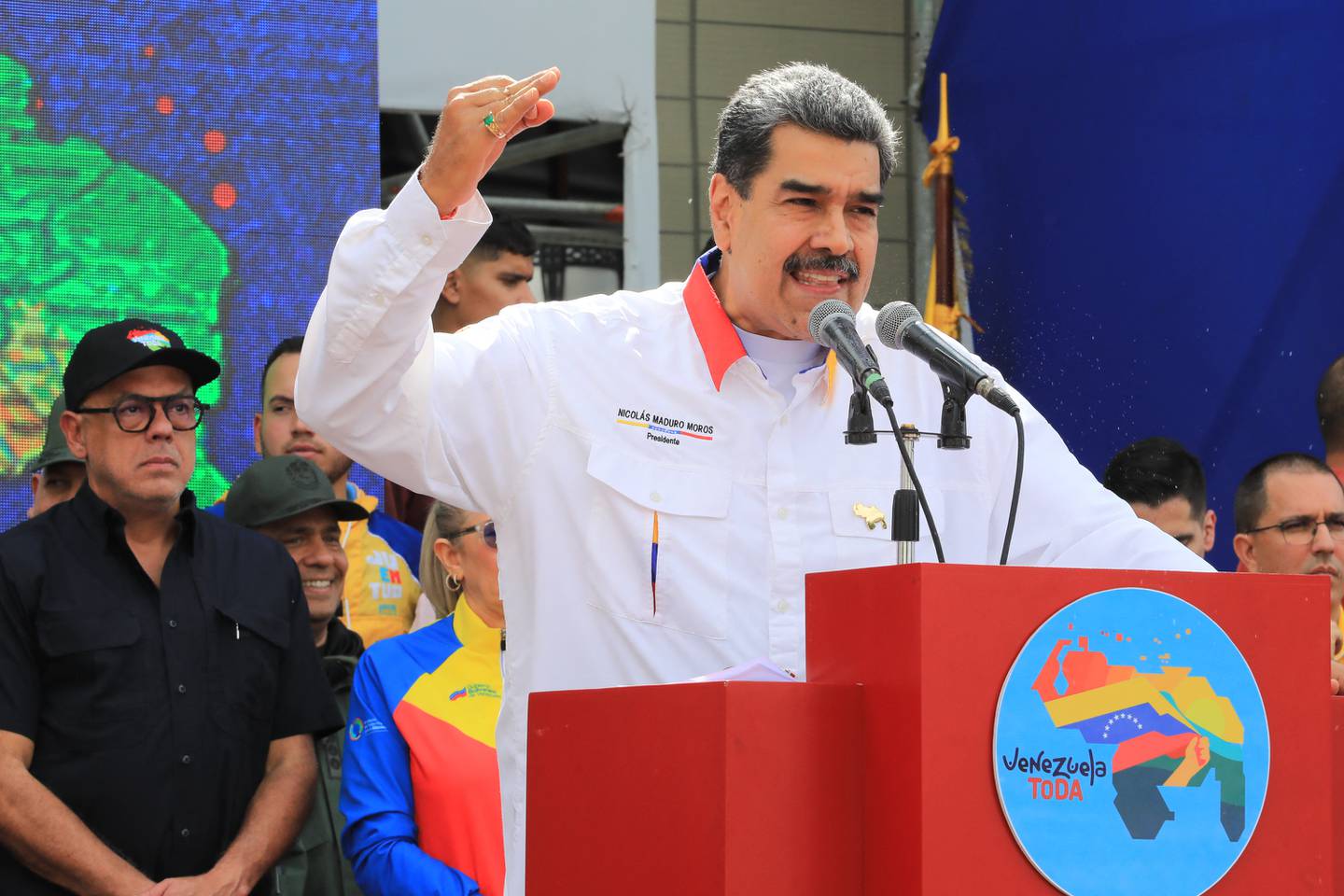 Nicolás Maduro, hablando durante una reunión frente al Palacio Presidencial de Miraflores en Caracas el 8 de diciembre de 2023.