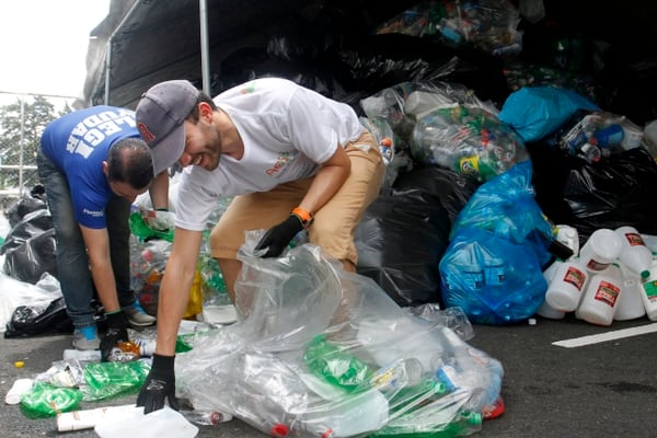 Ecolones logra recolectar 400 mil botellas de plástico, pero récord