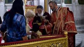La Iglesia ortodoxa de Grecia, renuente a medidas preventivas, ‘prueba’ la covid-19
