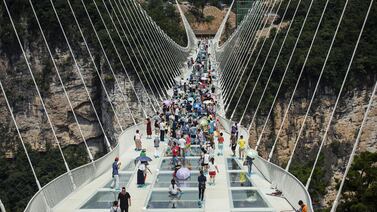 Puente de vidrio más alto y largo del mundo inaugurado en China
