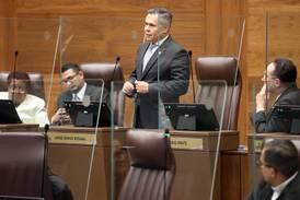 Jorge Dengo se despide de diputados en su último día en el Congreso