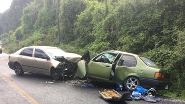 Mujer de 32 años fallece en aparatosa colisión entre dos vehículos en el Cerro de la Muerte