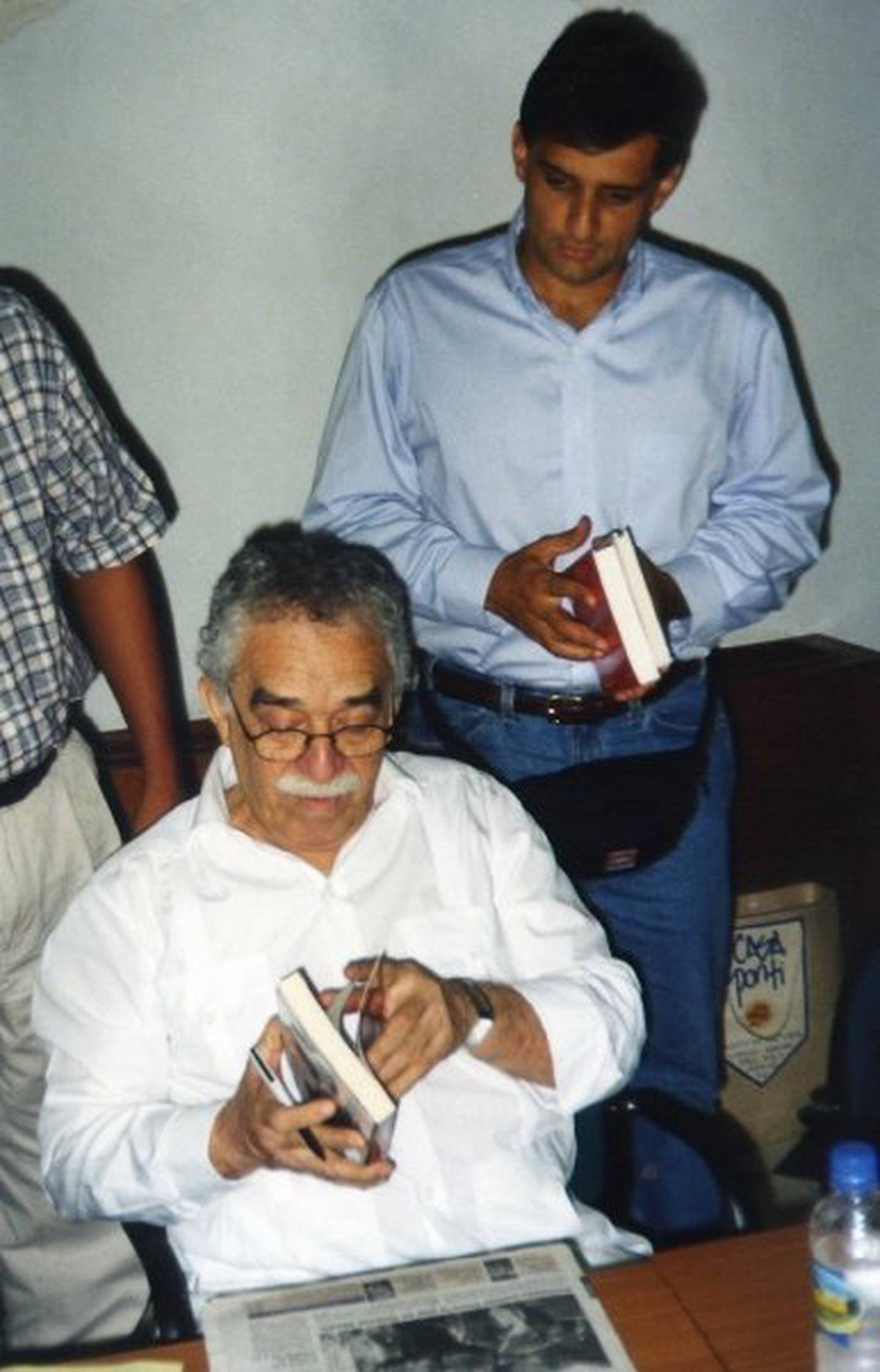 Cartagena, noviembre de 1998. Gabriel García Márquez firma autógrafos. Armando Mayorga