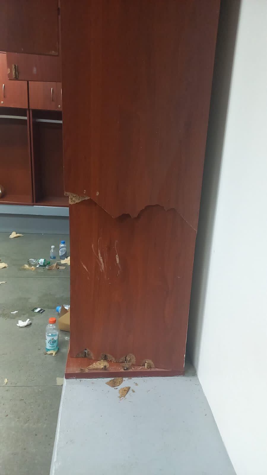 Algunas piezas dañadas se vieron en el camerino que usó Herediano en el Estadio Ricardo Saprissa.