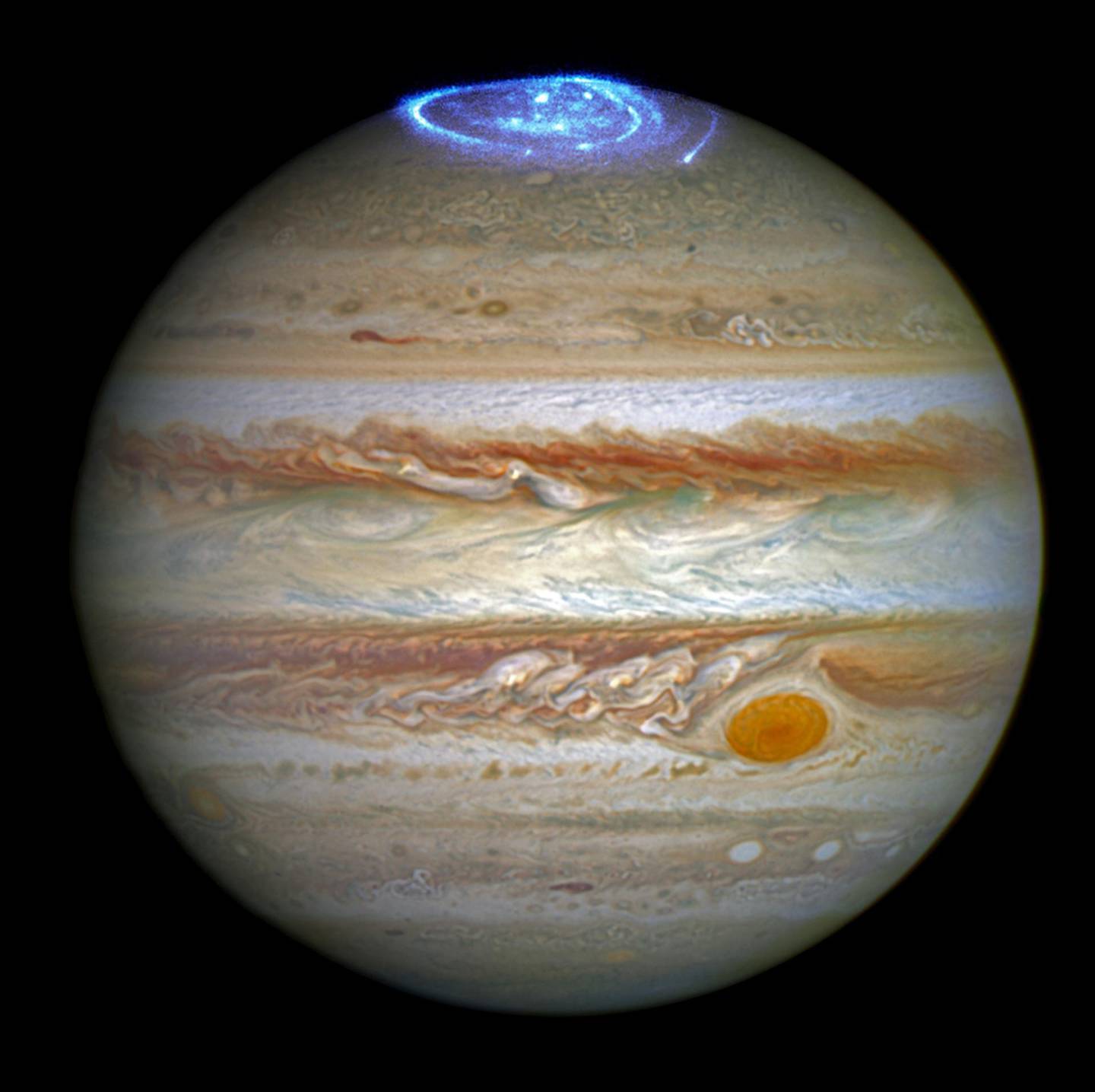 Imagen de Júpiter del 29 de junio del 2016 lograda con el Telescopio Espacial Hubble de la Nasa como parte de un estudio de auroras en el polo superior del planeta. El estudio lo respaldan mediciones hechas por la nave espacial Juno de la Nasa. Esa aurora ocurre cuando partículas de alta energía ingresan a la atmósfera de un planeta cerca de sus polos magnéticos y chocan con átomos de gas. Fotografía: Nasa