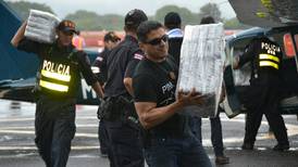 Policía recupera una tonelada de cocaína lanzada al mar