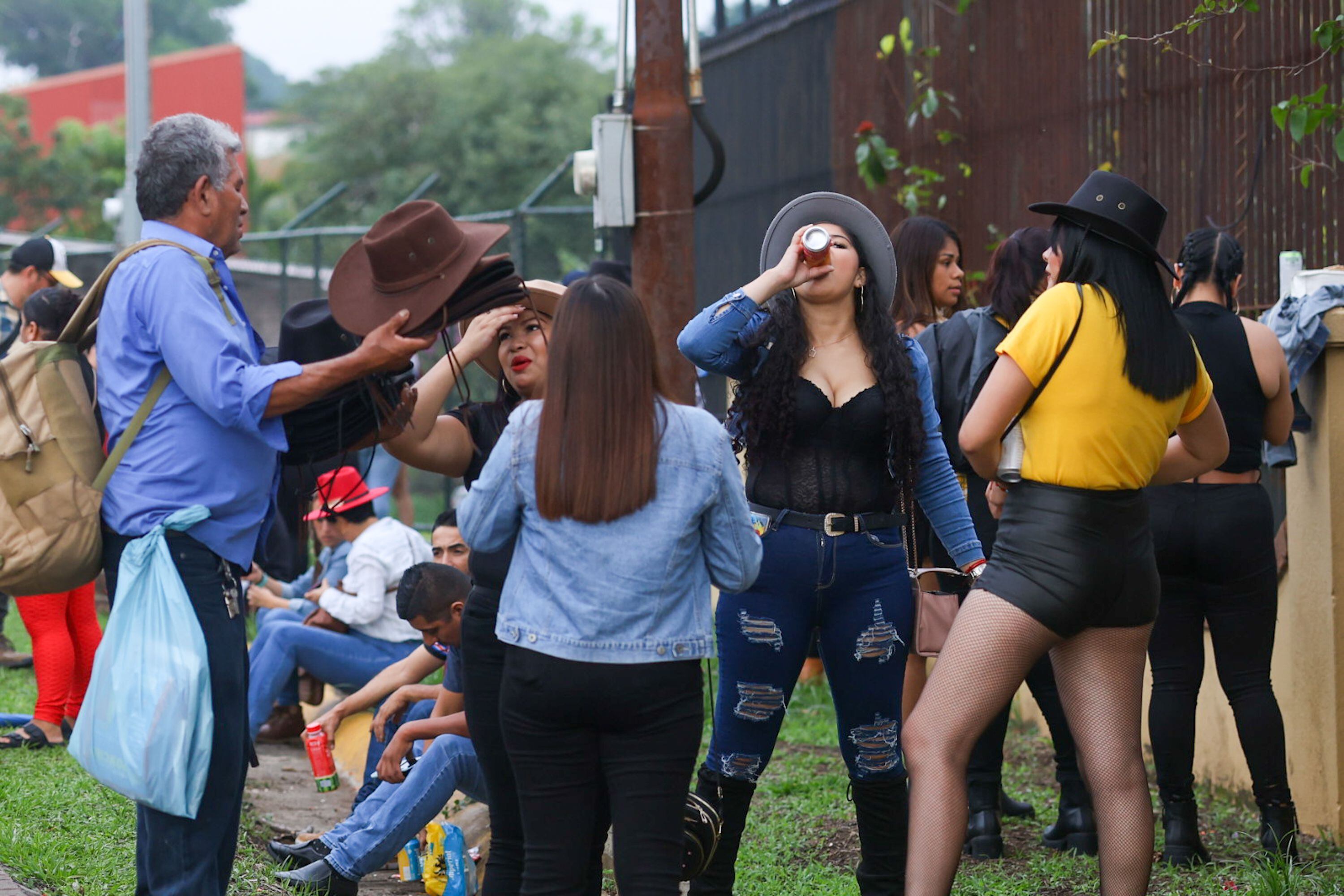 Los asistentes al concierto de Los Temerarios gozaron la previa entre bebidas, ansias y ropa al estilo ranchero. Foto: Jose Cordero