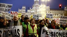 Jubilados se manifiestan en demanda de ‘pensiones dignas’ en España