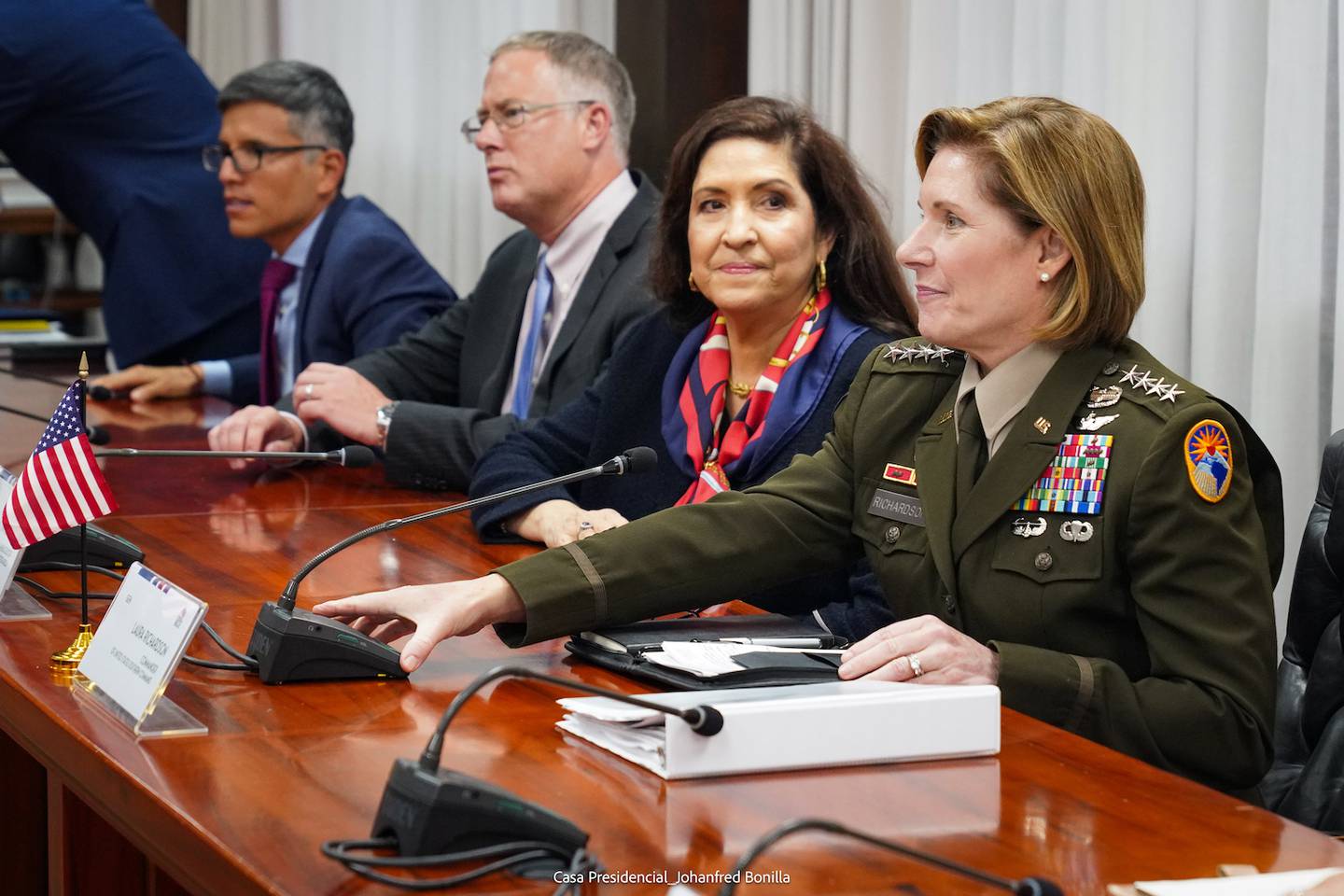 la Comandante del Comando Sur de Estados Unidos, General Laura Richardson, se reunió con el presidente Rodrigo Chaves. Foto: Casa Presidencial