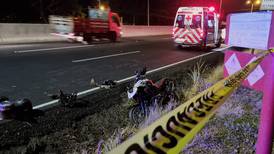 Motociclista muere al caer a la cuneta en autopista General Cañas