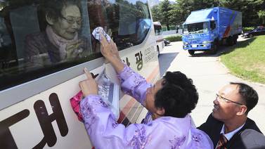 Primer día de reencuentros entre familias separadas por la Guerra de Corea deja imagenes desgarradoras