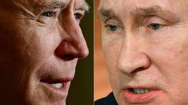 Biden adopta tono firme con Rusia en conversación por teléfono con Putin