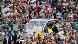 Papa Francisco se reúne con gitanos eslovacos en una de las regiones más pobres de Europa