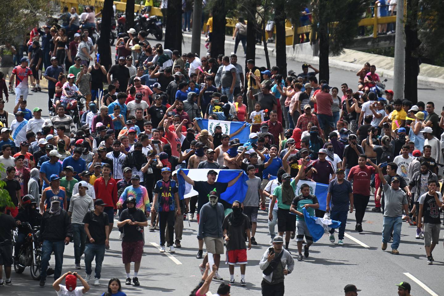 Manifestantes bloquean carretera durante una protesta exigiendo la renuncia de la Fiscal General Consuelo Porras y del fiscal Rafael Curruchiche.