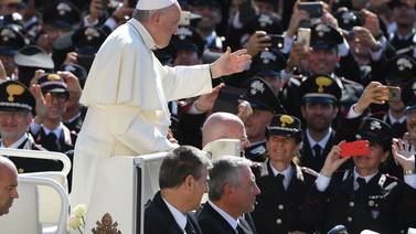 Cuatro cardenales atacan al papa Francisco por su apertura hacia católicos divorciados