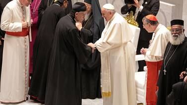El papa Francisco pide diálogo entre Oriente y Occidente en Baréin