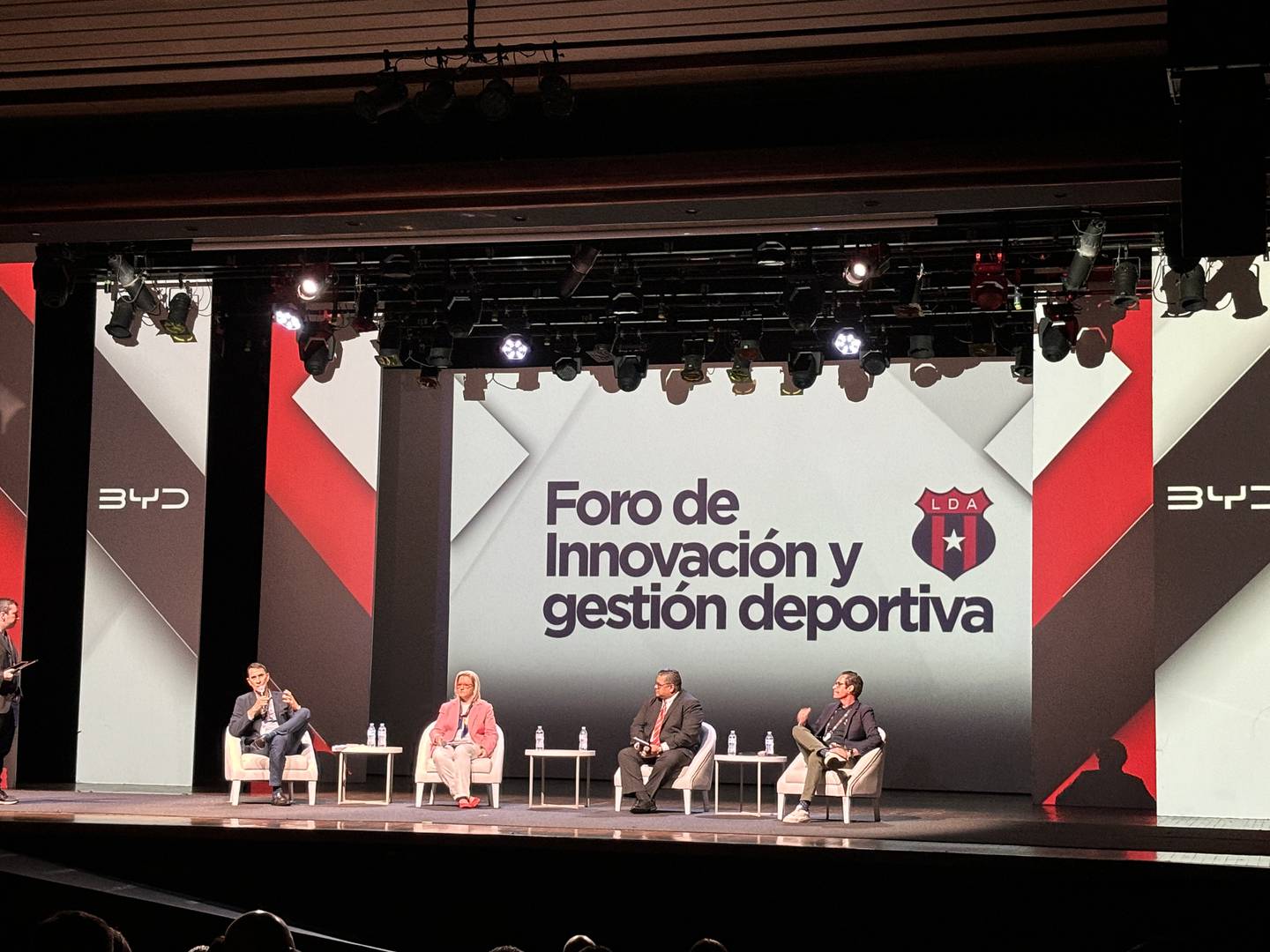 Alexandre Guimaraes, Vicky Ross, Christian Sandoval y José Luis Beltrán conversaron sobre la situación del fútbol en Costa Rica.