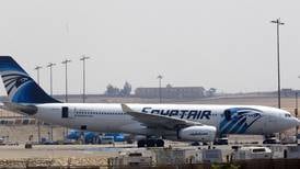 Investigadores reparan una de las cajas negras del avión de Egyptair