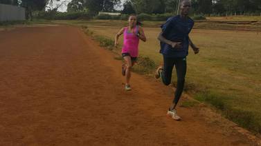 Jenny Méndez se entrena en una pista de tierra tres veces al día en Kenia