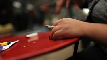 Unos 300.000 adultos ticos fuman a diario