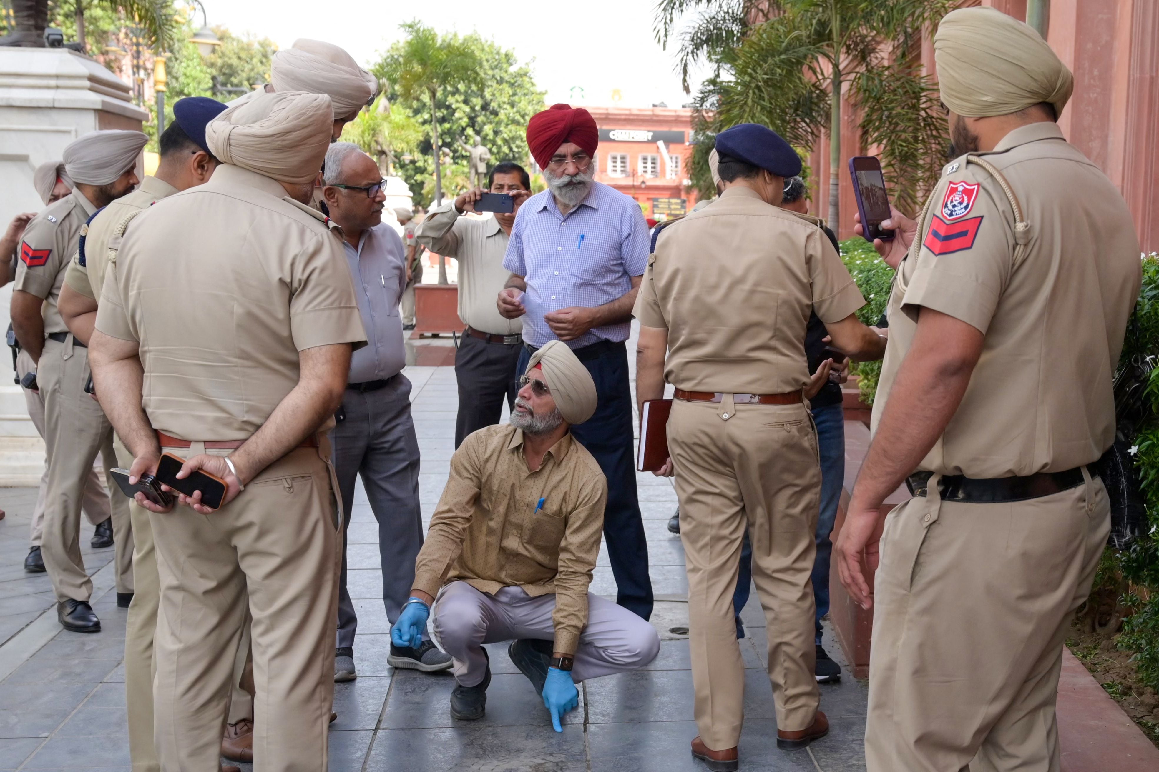 Policías de Punjab inspeccionan el sitio de una explosión en Heritage Street cerca del Templo Dorado en Amritsar.