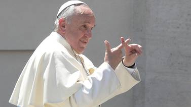  Papa molesto por lujosa comida durante  canonización                
