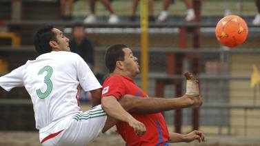 Costa Rica gana con angustia en el debut de futbol playa