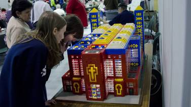Estadounidense diseña y construye una iglesia de Legos para celebrar la Navidad