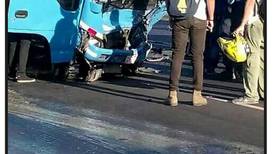 Dos heridos en condición grave luego de colisión entre dos automóviles y un camión en Alajuela