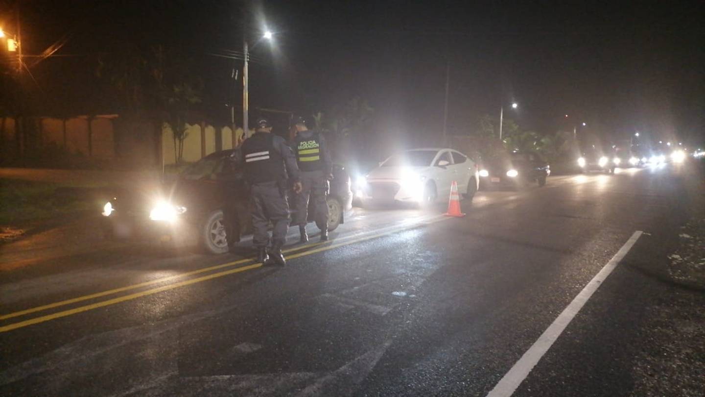 Los oficiales abordaron el carro donde una conductora llevaba a la adolescente, de la que no era familiar ni conocida,  hacia la zona fronteriza con Panamá. Foto: Cortesía Policía de Migración.