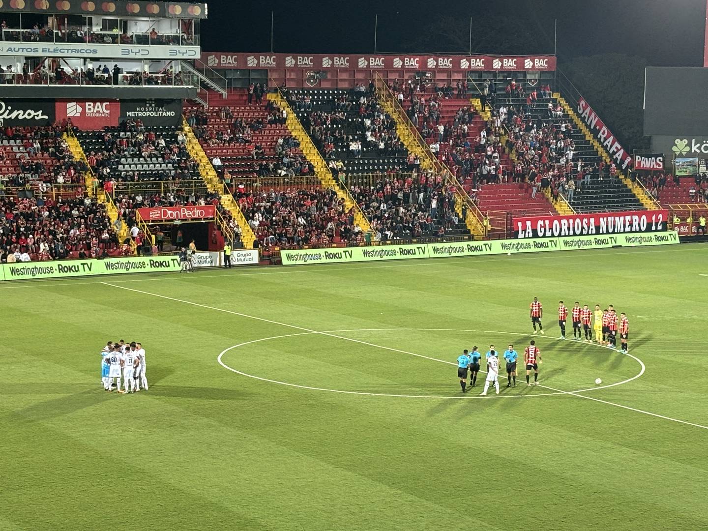Liga Deportiva Alajuelense y Puntarenas FC están jugando en el Estadio Alejandro Morera Soto.