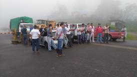 Trabajadores paralizan obras en vía a San Carlos por atraso en pago de salarios