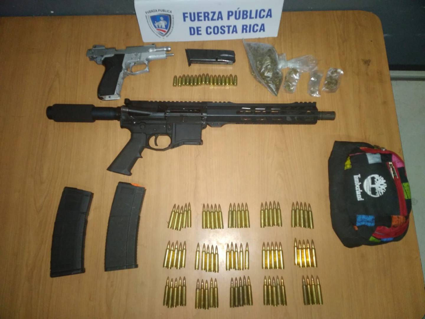 Estas fueron las dos armas encontradas dentro del carro de Alvarado. Foto MSP.