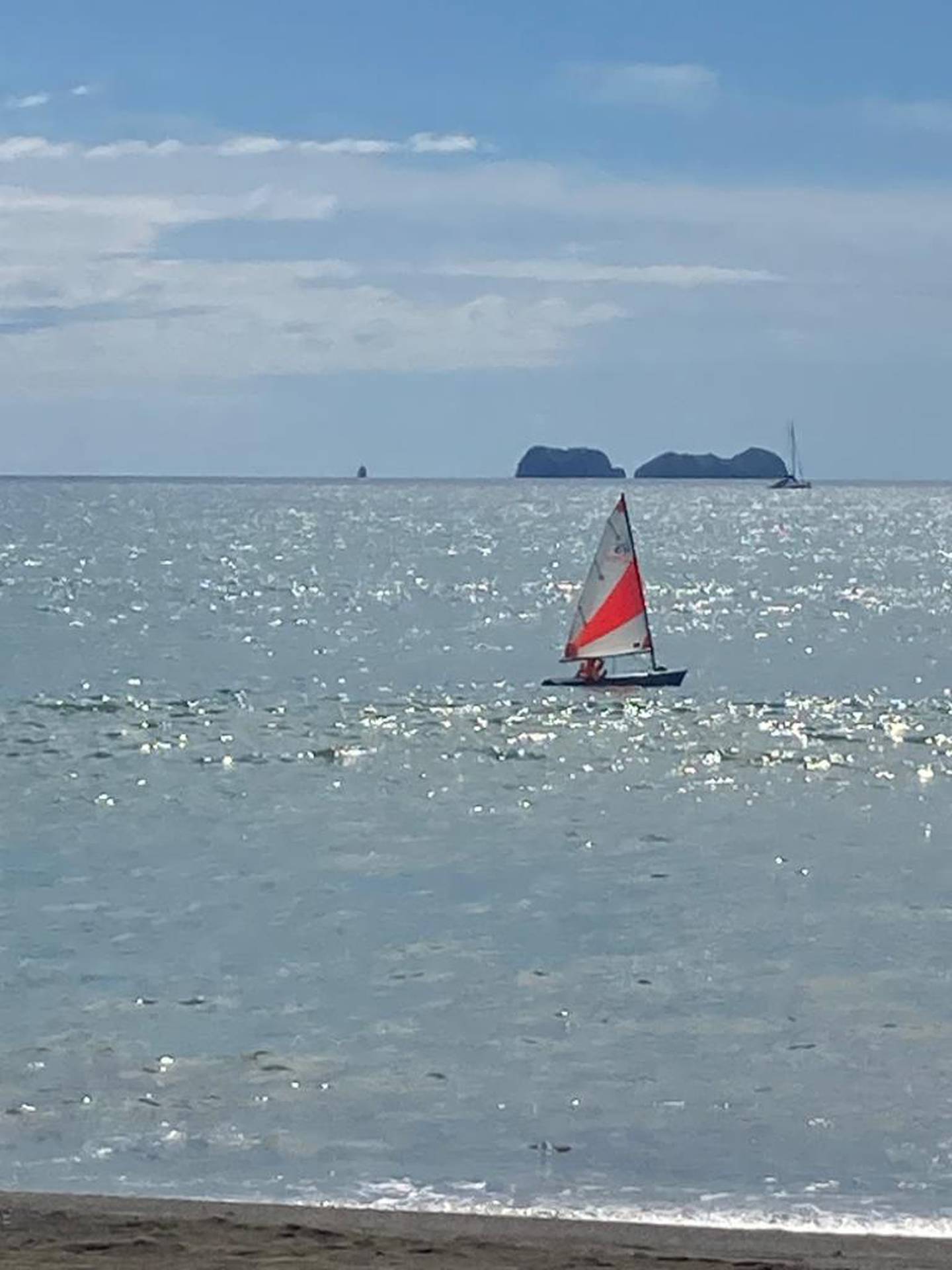 En playa Potrero de Santa Cruz, Guanacaste no llovió este martes y el tiempo prevalece soleado. Foto: Cortesía Marcela Cantero.